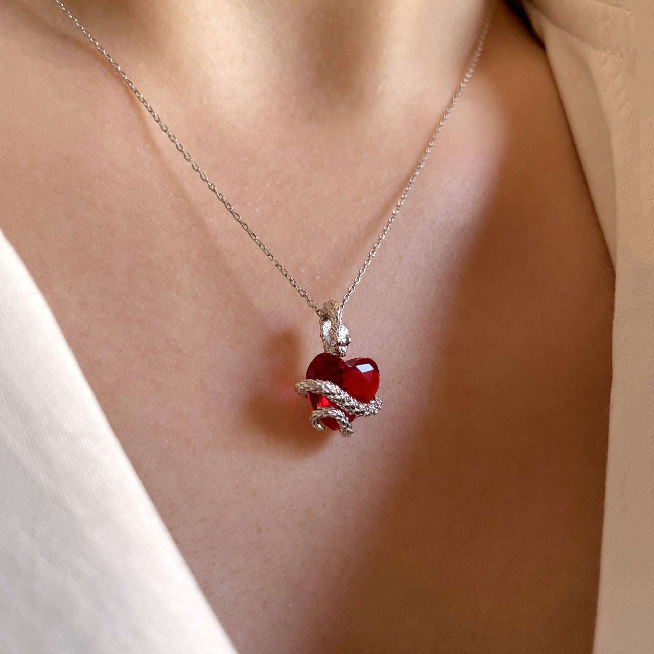 Zilver Rode Zirkonia Hartvormige Shahmaran Ketting