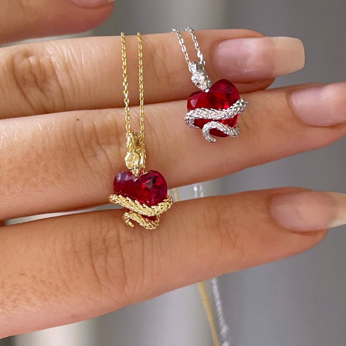 Zilver Rode Zirkonia Hartvormige Shahmaran Ketting