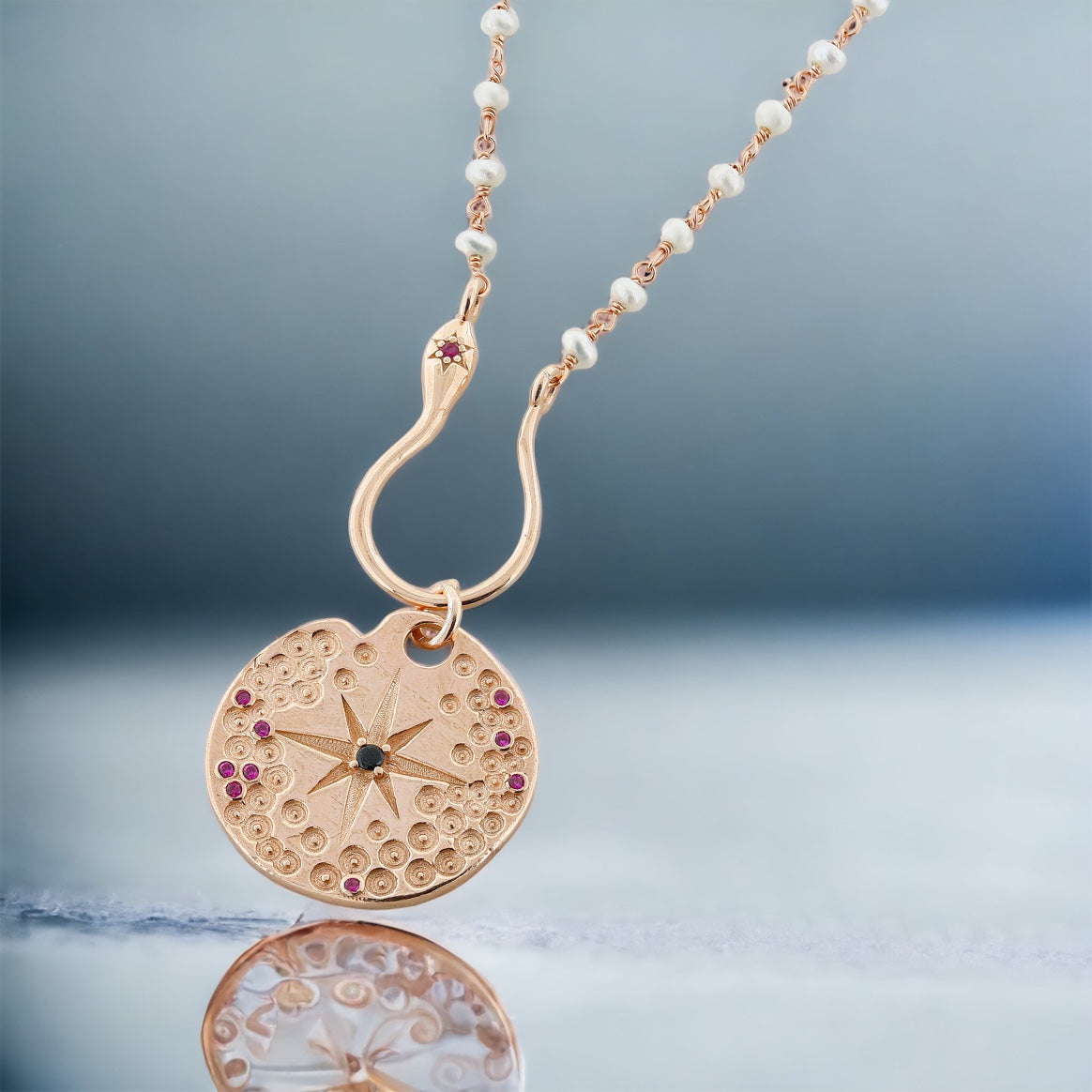 Pendentif signe du zodiaque sur un beau collier de perles