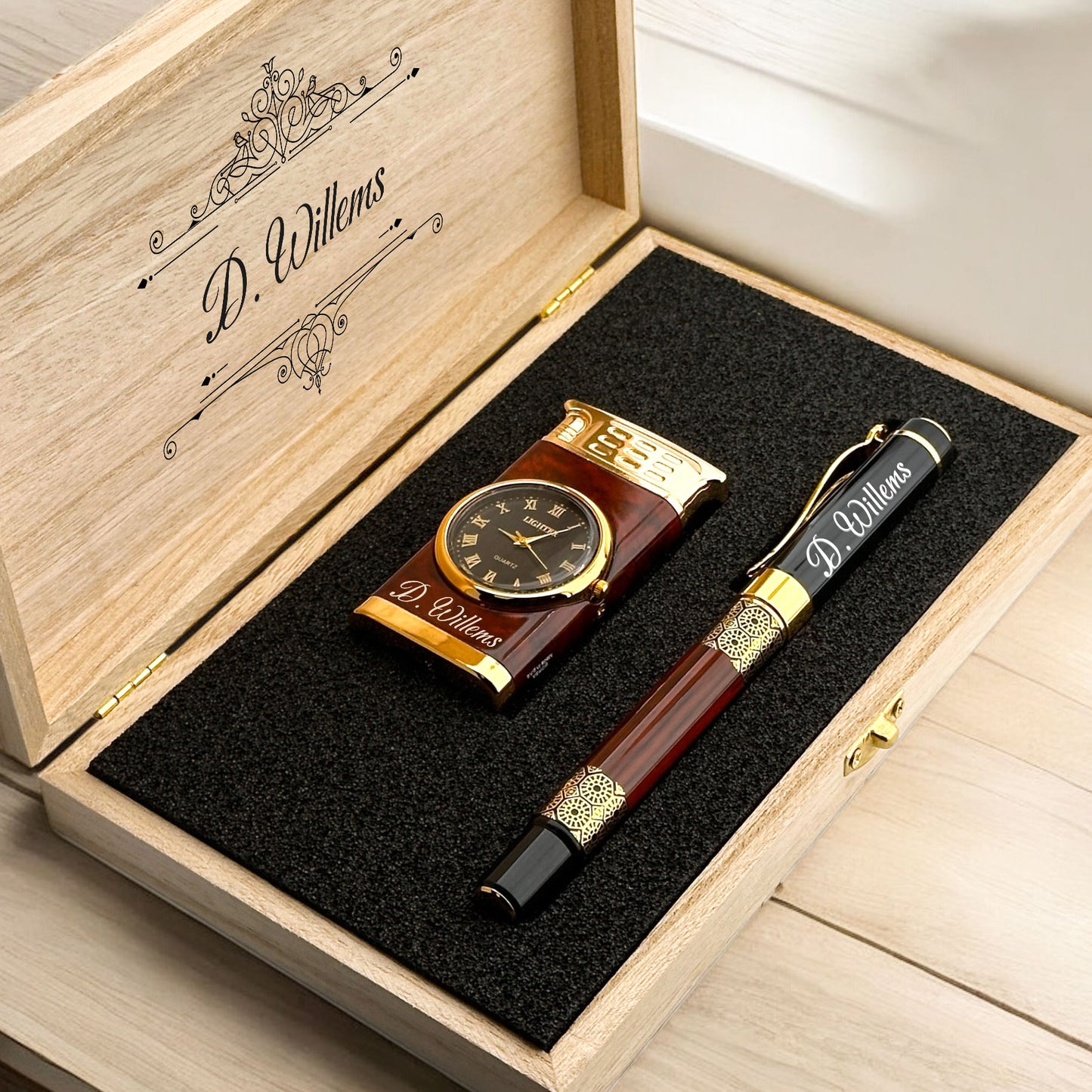 Persoonlijk Gegraveerde Aansteker met Horloge en Rollerpen Geschenkset - In Houten Doos D1
