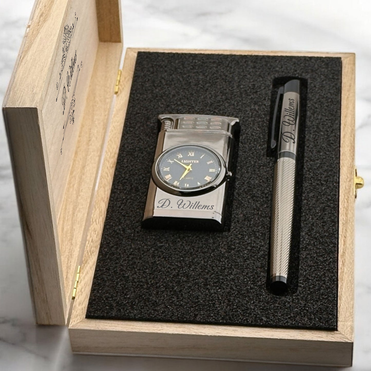 Persönlich graviertes Feuerzeug mit Uhr und Kugelschreiber als Geschenkset – in Holzbox D2