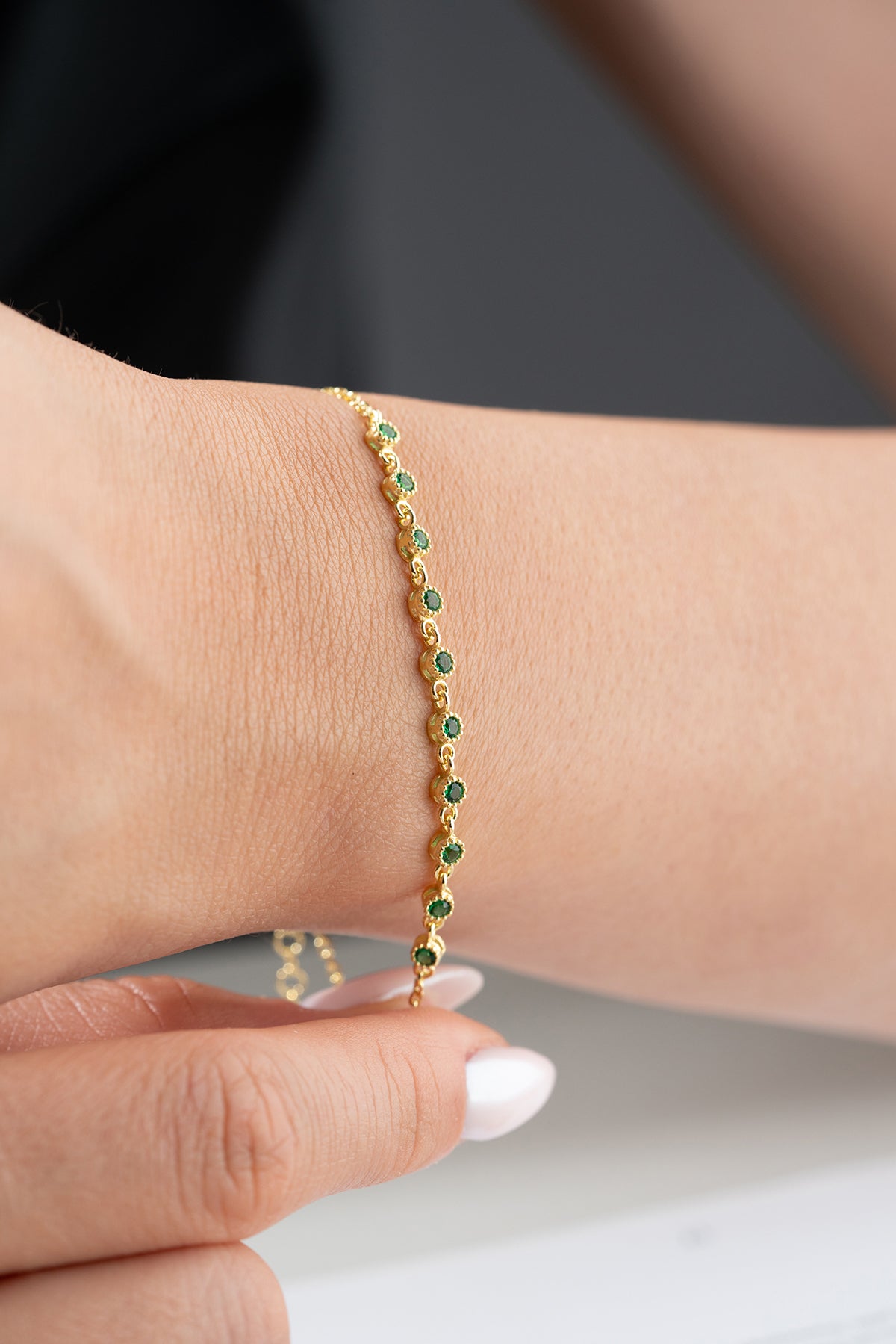 Fijn Armbandje met Smaragdgroene Steentjes – Verguld