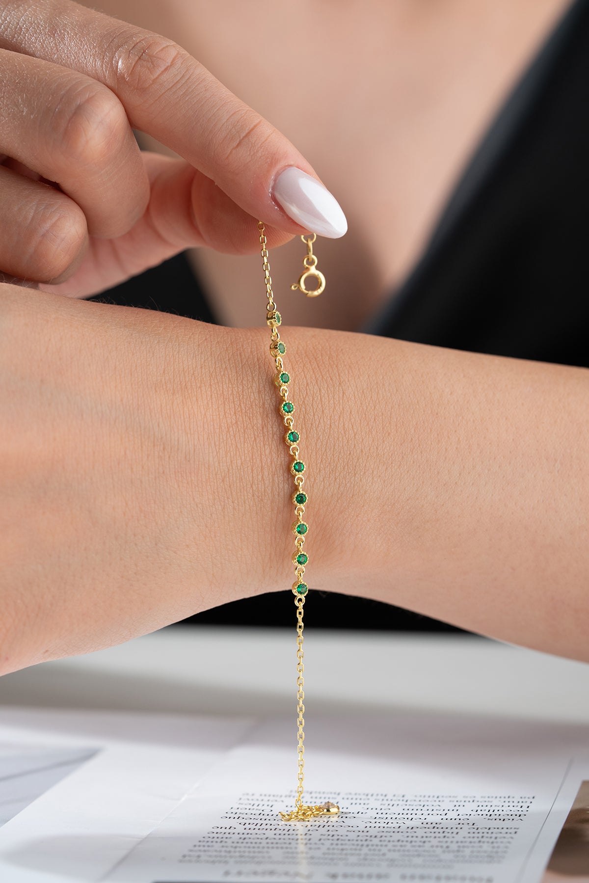 Fijn Armbandje met Smaragdgroene Steentjes – Verguld