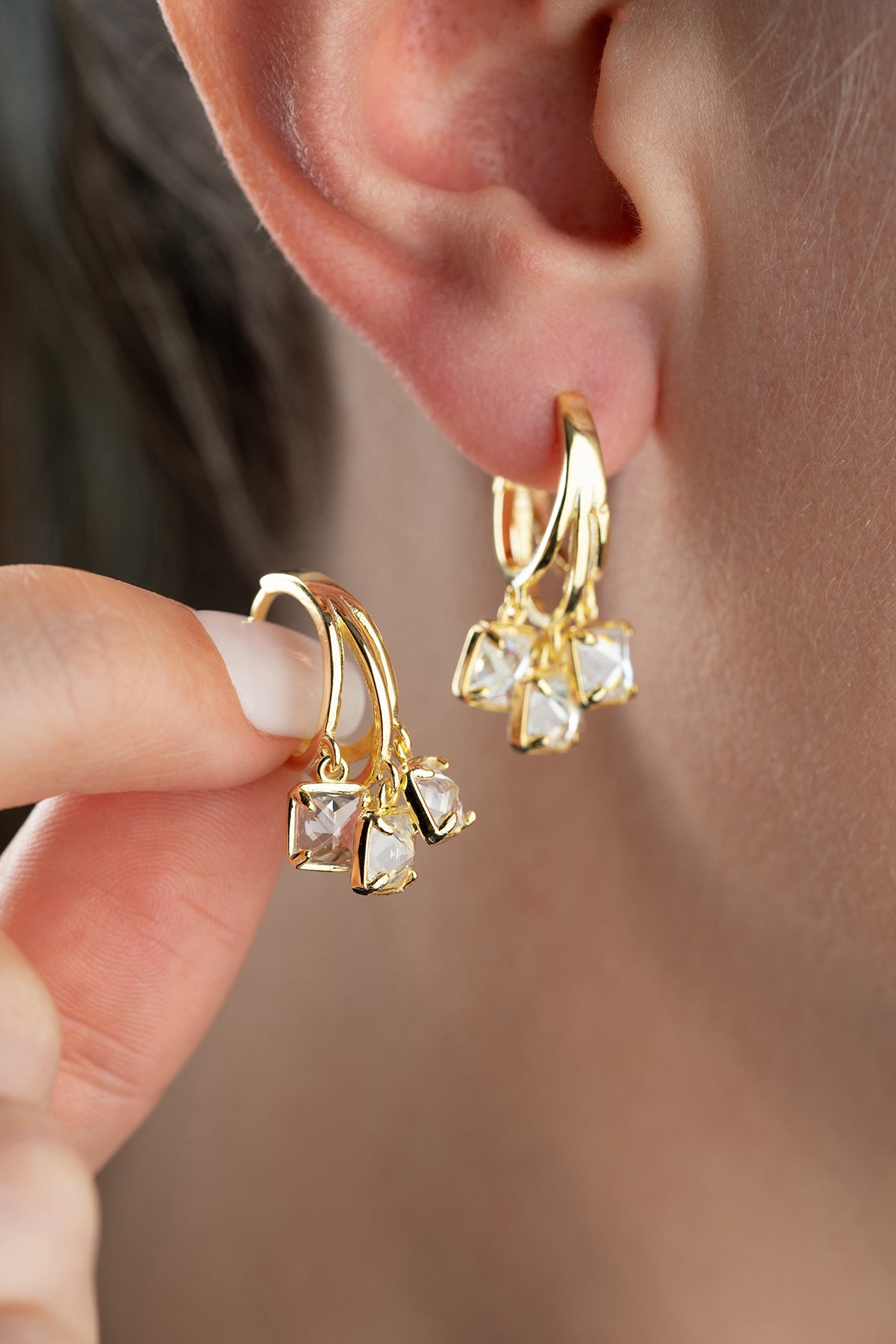 Earrings with three hanging stones - gilt