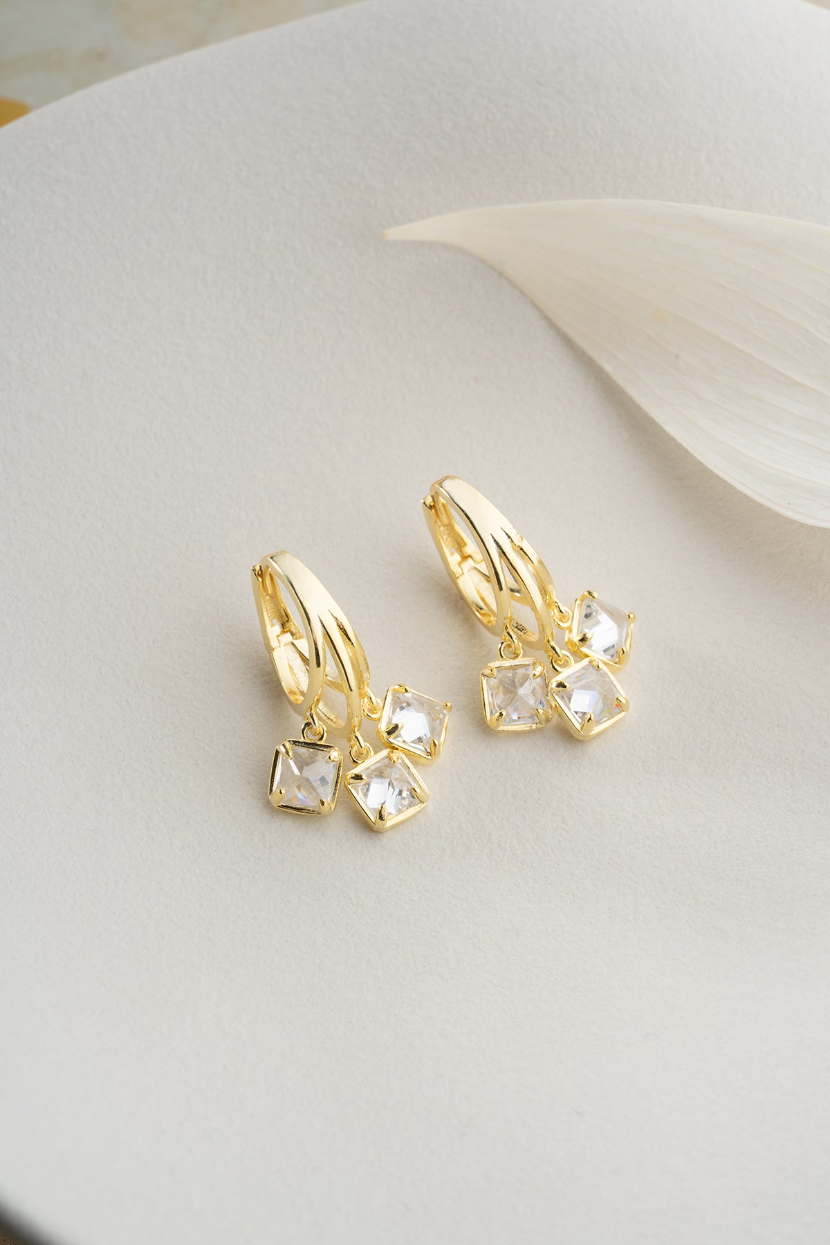 Earrings with three hanging stones - gilt