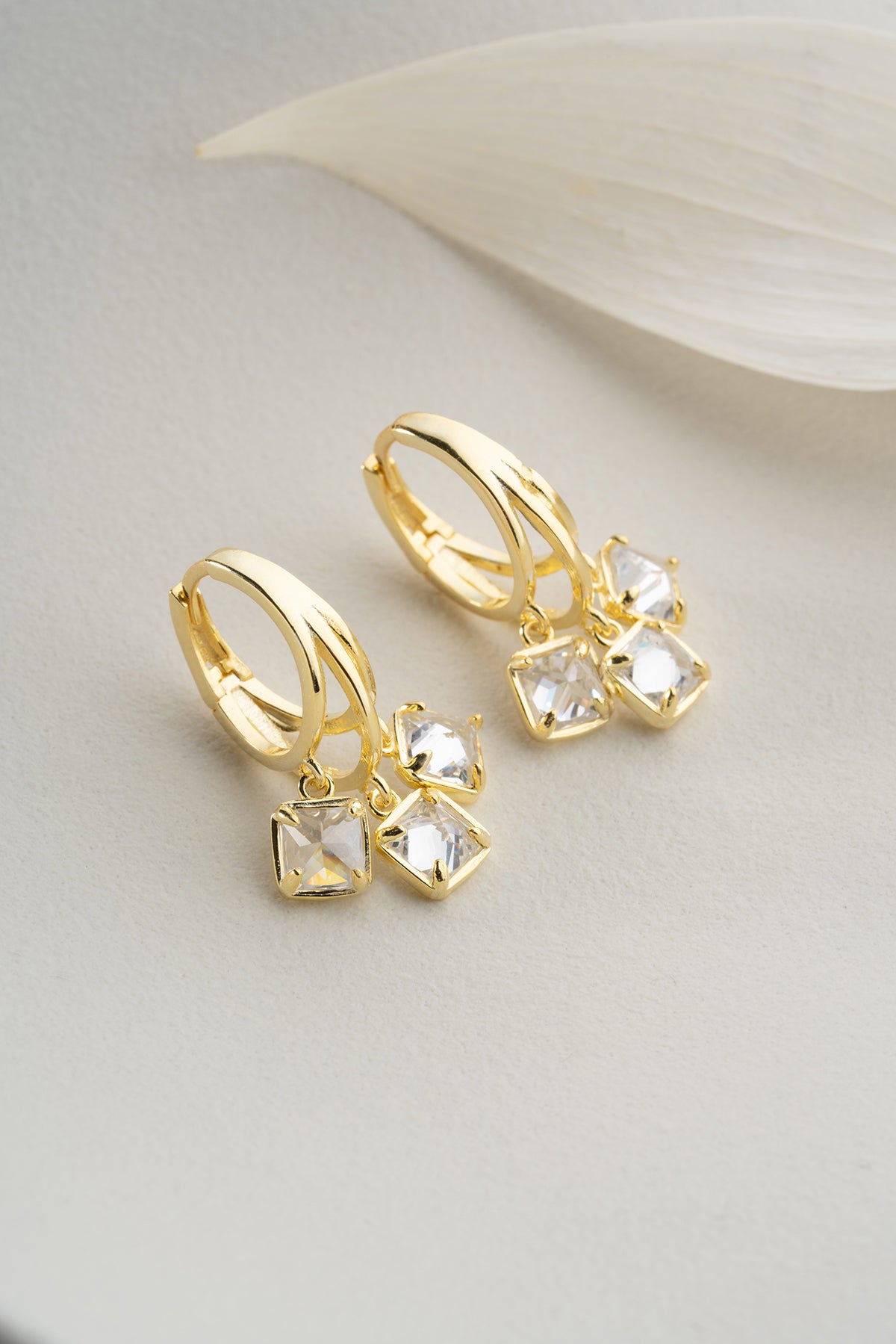 Earrings with three hanging stones - gilt