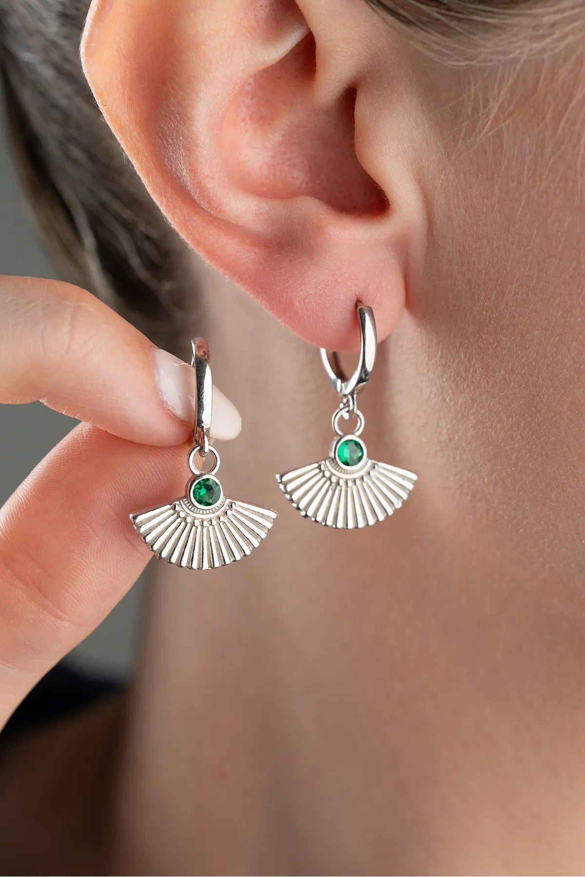925 Sterling silver earrings with emerald green Zirconia