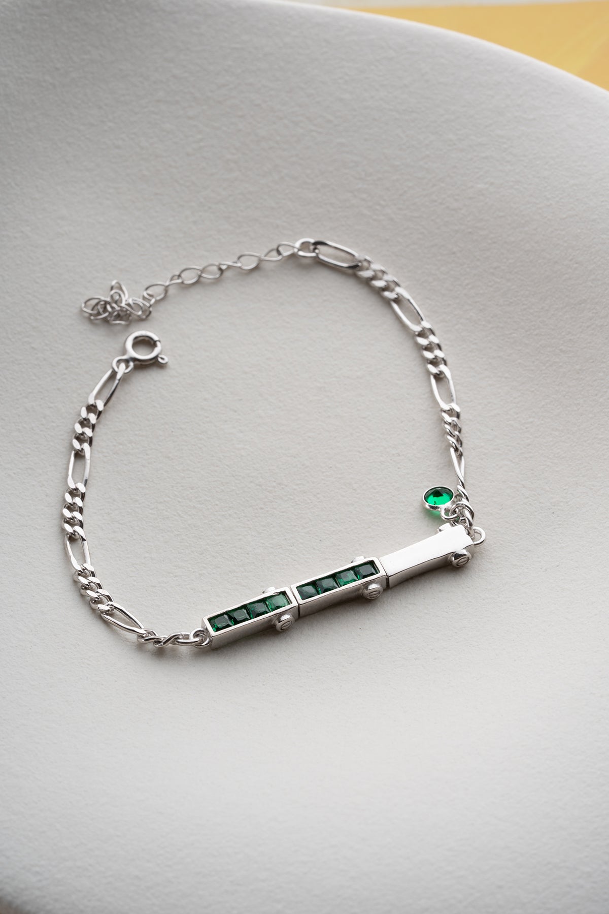 Zilveren Armband met Groene Stenen en Fijn Kettingontwerp