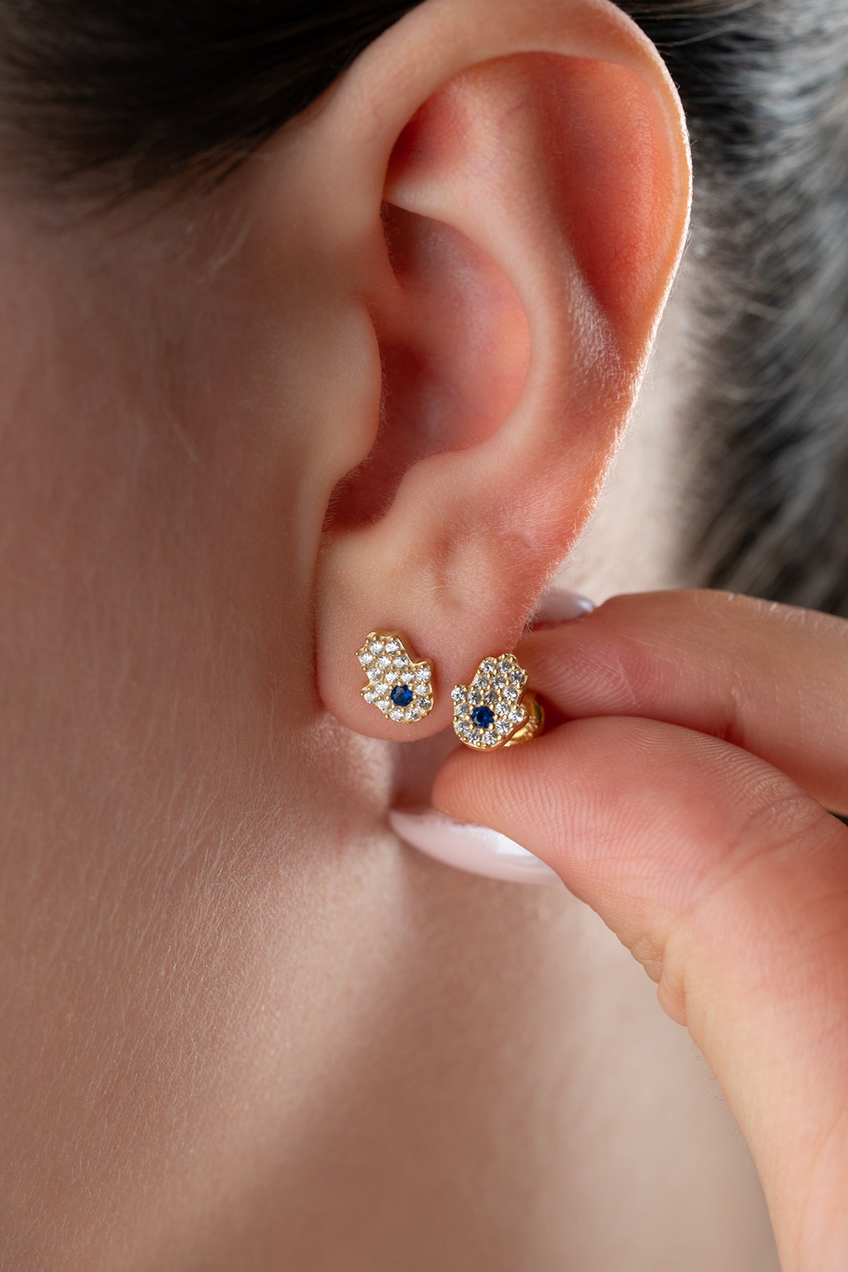 Hamsa Oorknopjes met Blauwe Steen – 925 Zilver