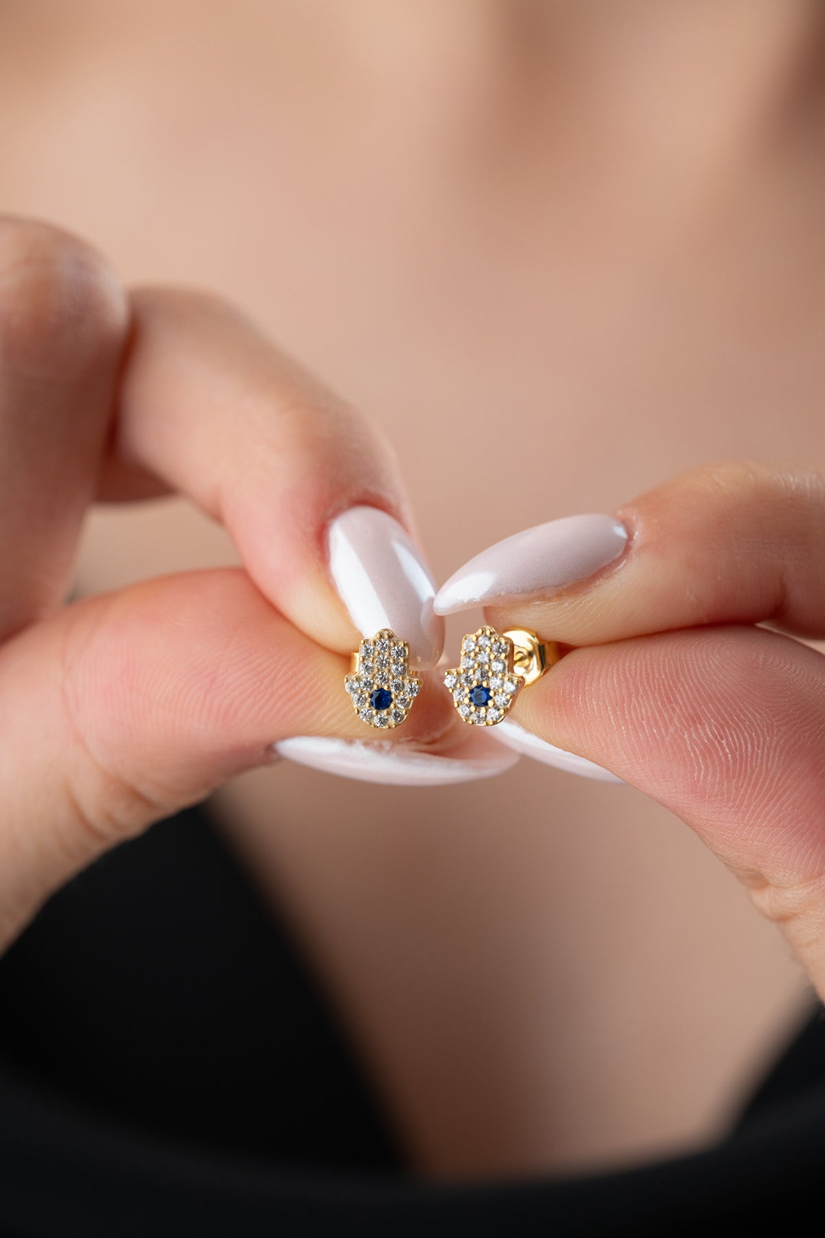 Hamsa Oorknopjes met Blauwe Steen – 925 Zilver