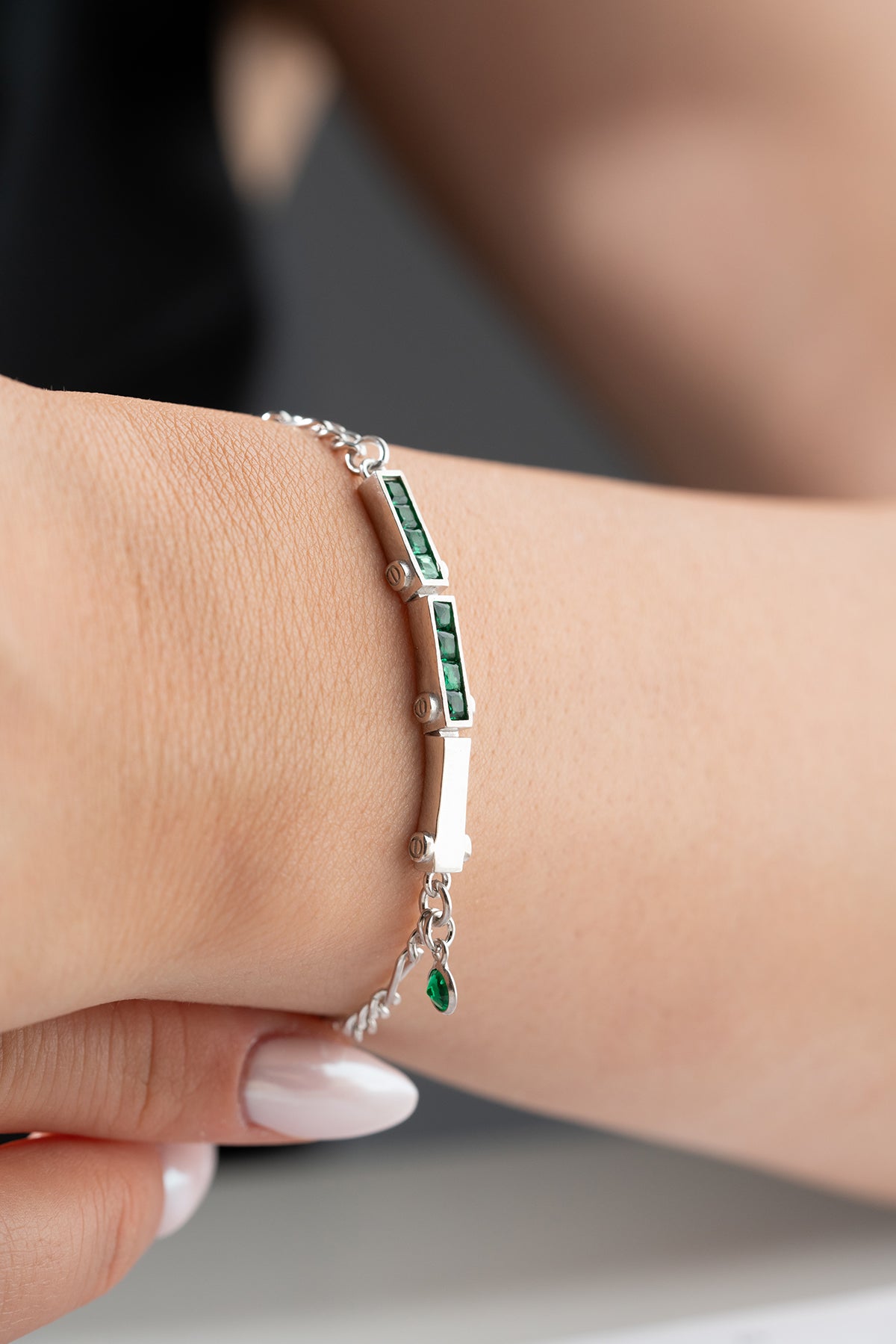 Zilveren Armband met Groene Stenen en Fijn Kettingontwerp