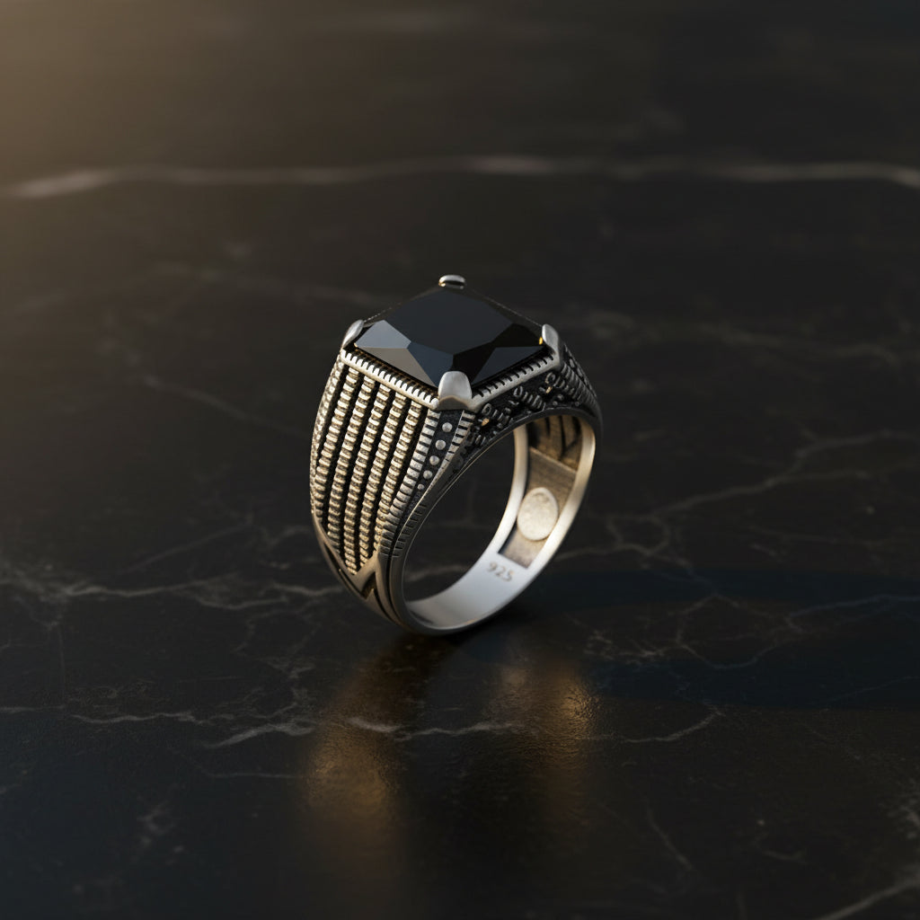 Silberner Herrenring mit schwarzem Stein