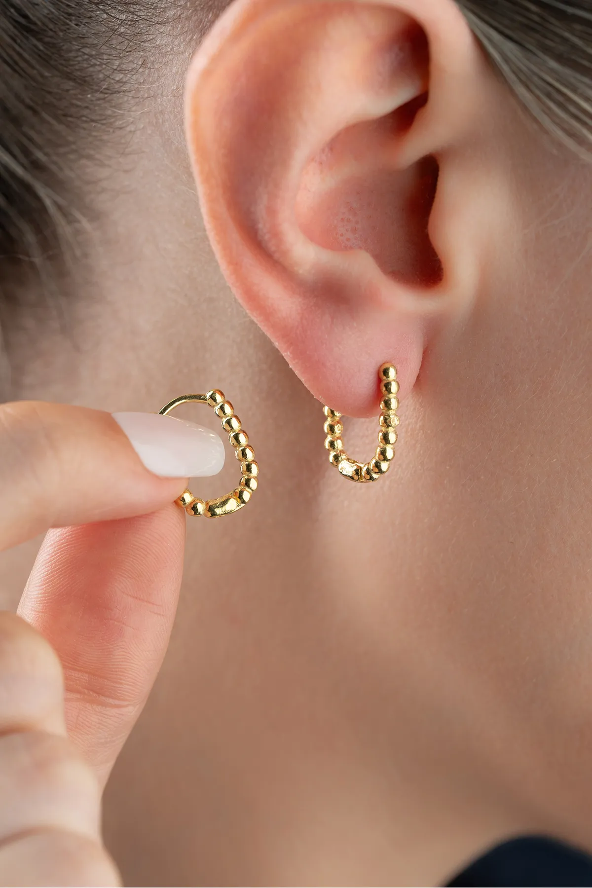 Moderne vergulde ovale oorbellen met kralendetail – gemaakt van 925 zilver. Perfect voor dagelijks gebruik.