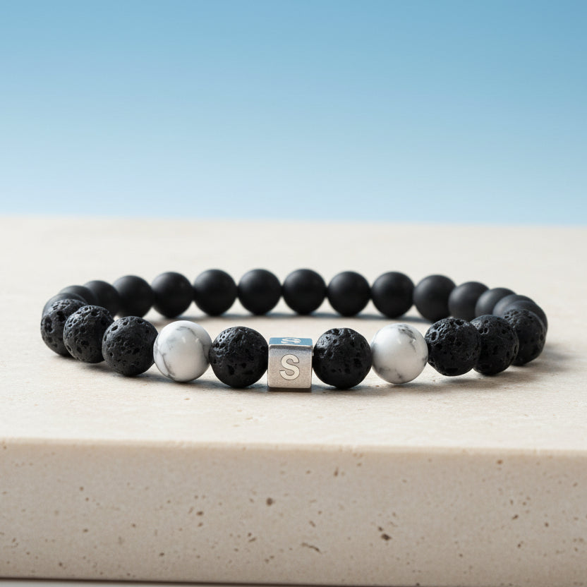 Perlenarmband mit Buchstaben