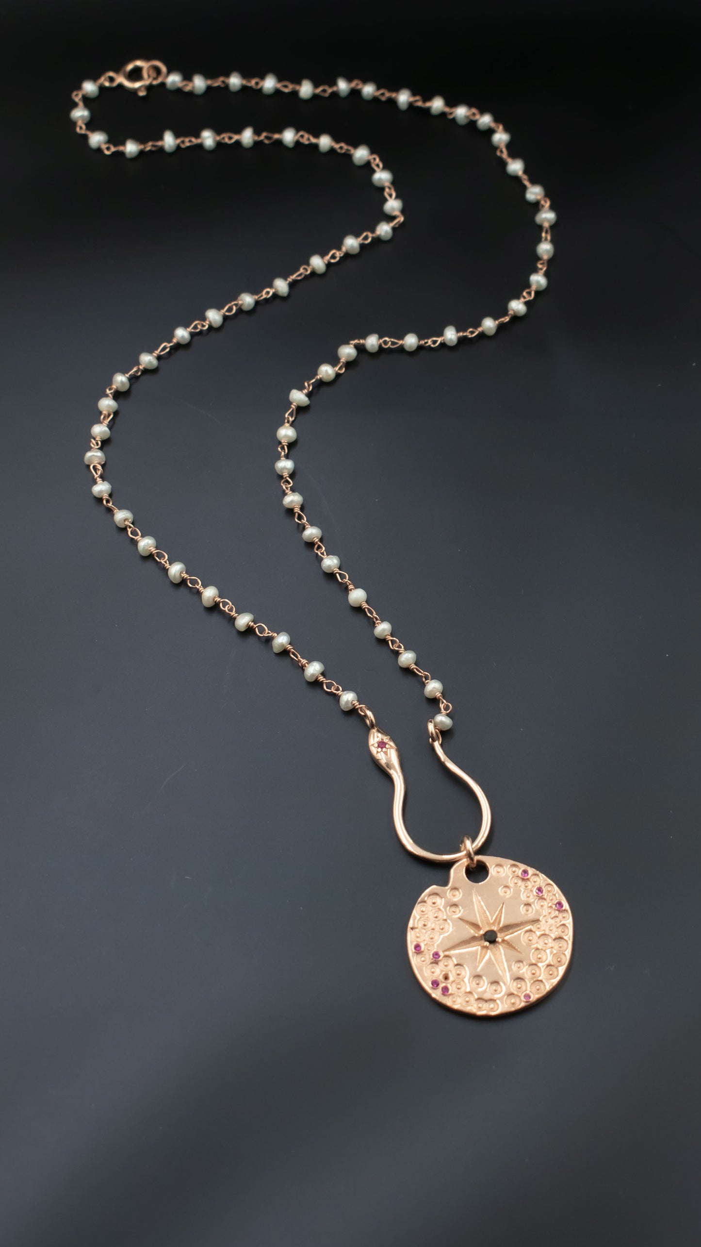 Pendentif signe du zodiaque sur un beau collier de perles
