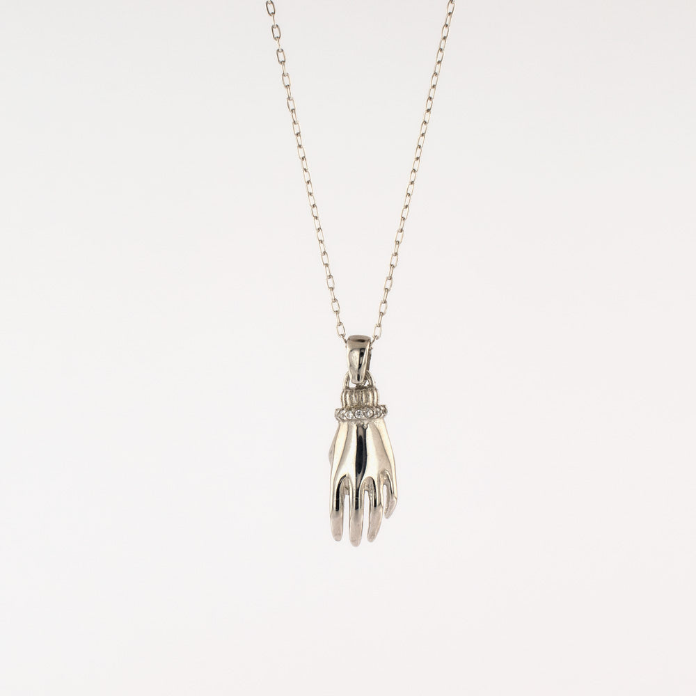 Collier en argent avec pendentif main