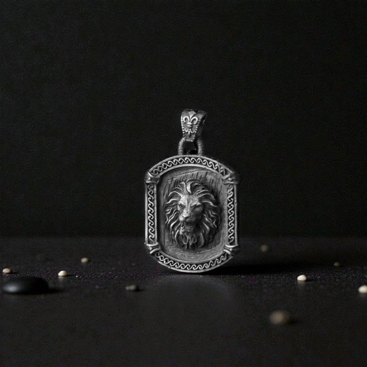 925 Silver lion pendant with oval edge