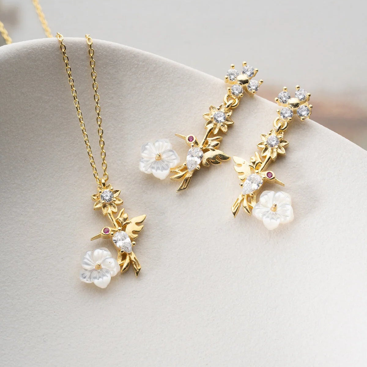 “Mira Vogel” – Parelmoer Ketting & Oorbellen Set