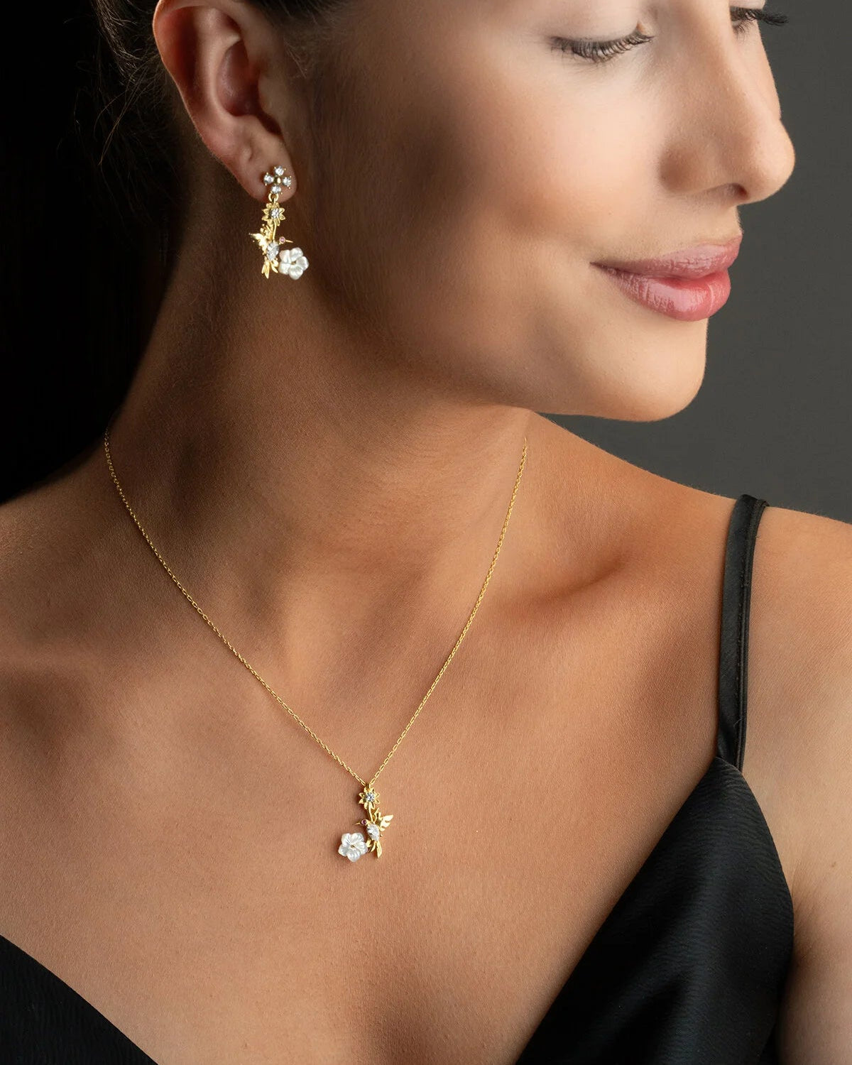 “Mira Vogel” – Parelmoer Ketting & Oorbellen Set