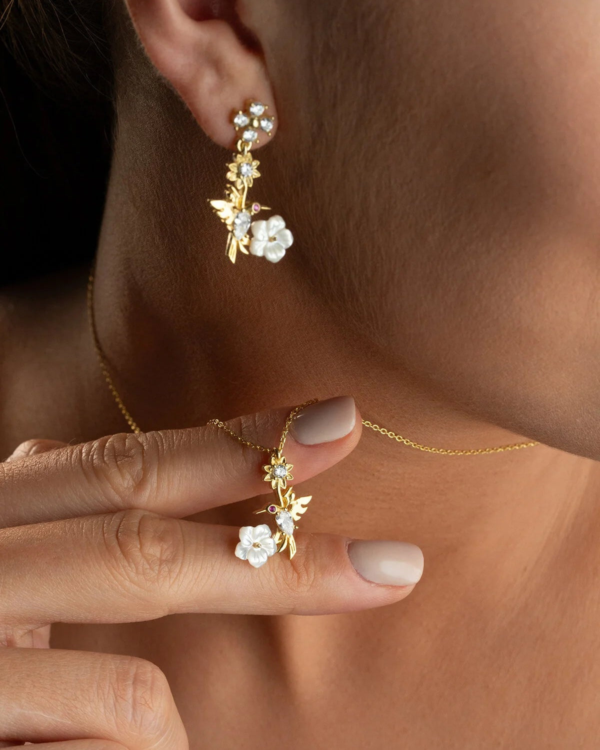 “Mira Vogel” – Parelmoer Ketting & Oorbellen Set