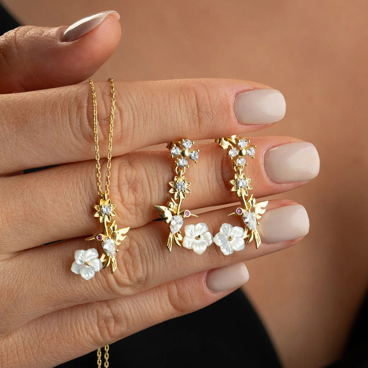 “Mira Vogel” – Parelmoer Ketting & Oorbellen Set