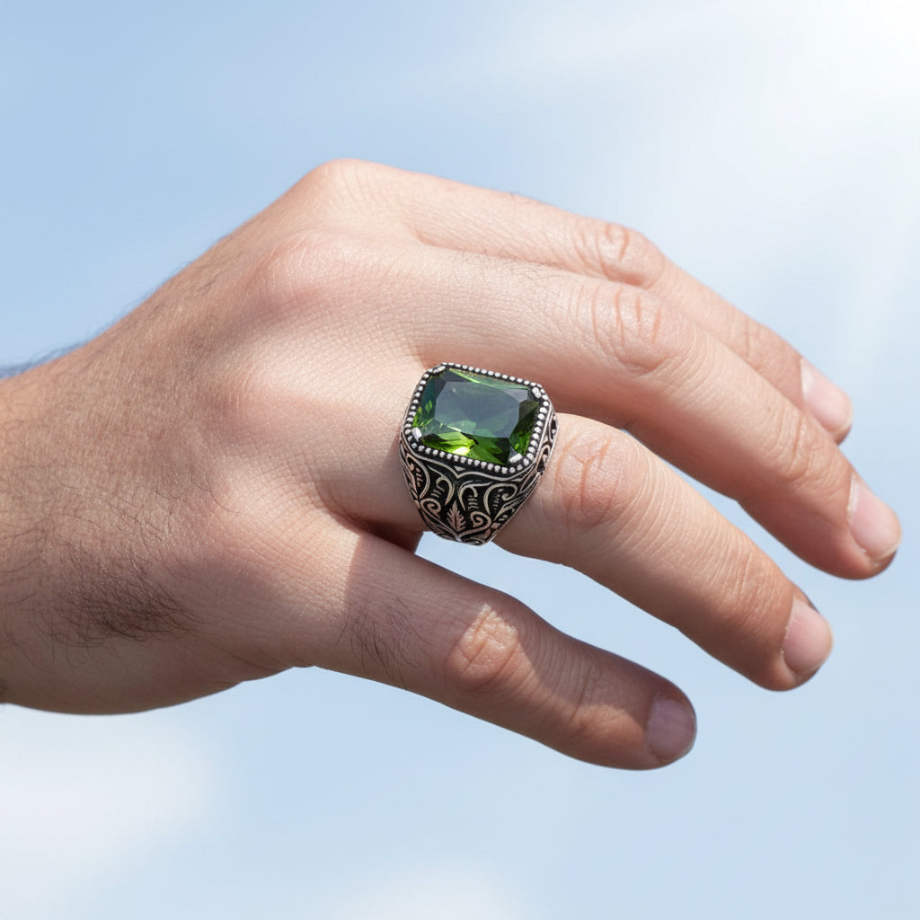 Herrenring aus 925er Sterlingsilber mit khakifarbenem Zirkonstein