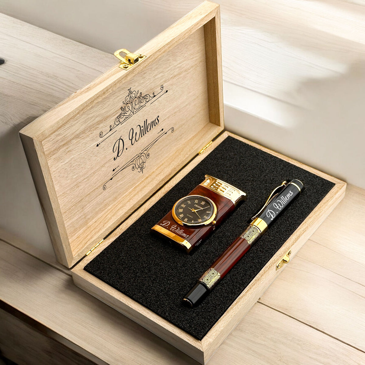 Persoonlijk Gegraveerde Aansteker met Horloge en Rollerpen Geschenkset - In Houten Doos D1
