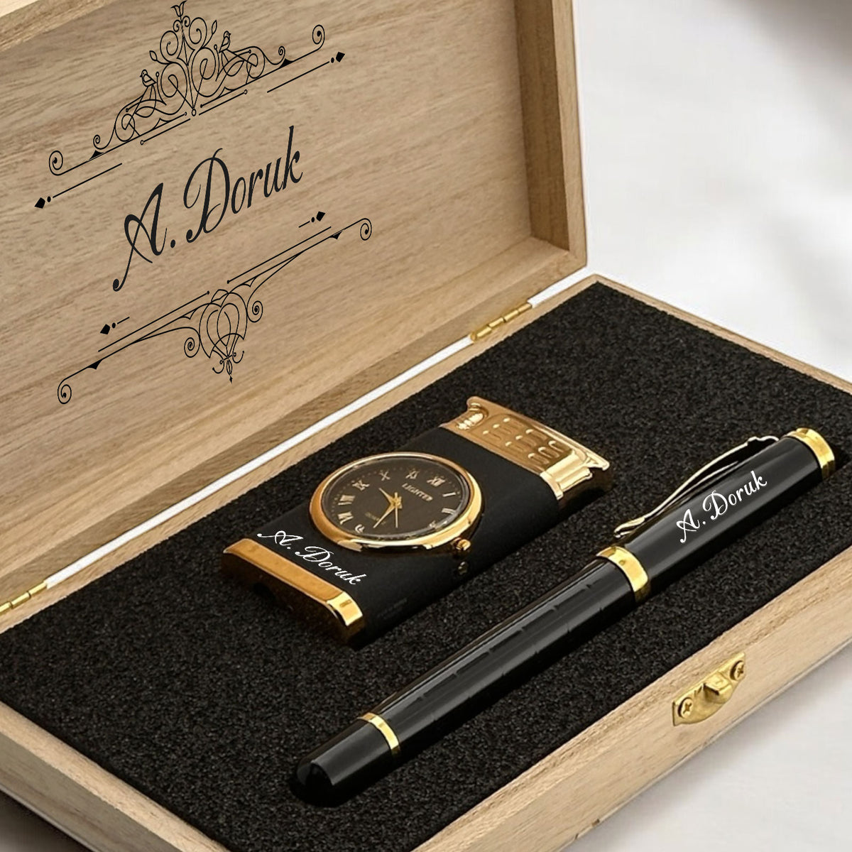 Zwart-gouden aansteker met horloge en gepersonaliseerde rollerpen in gegraveerde houten geschenkdoos.
