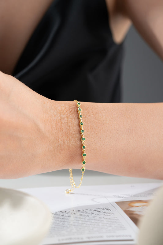 Fijn Armbandje met Smaragdgroene Steentjes – Verguld