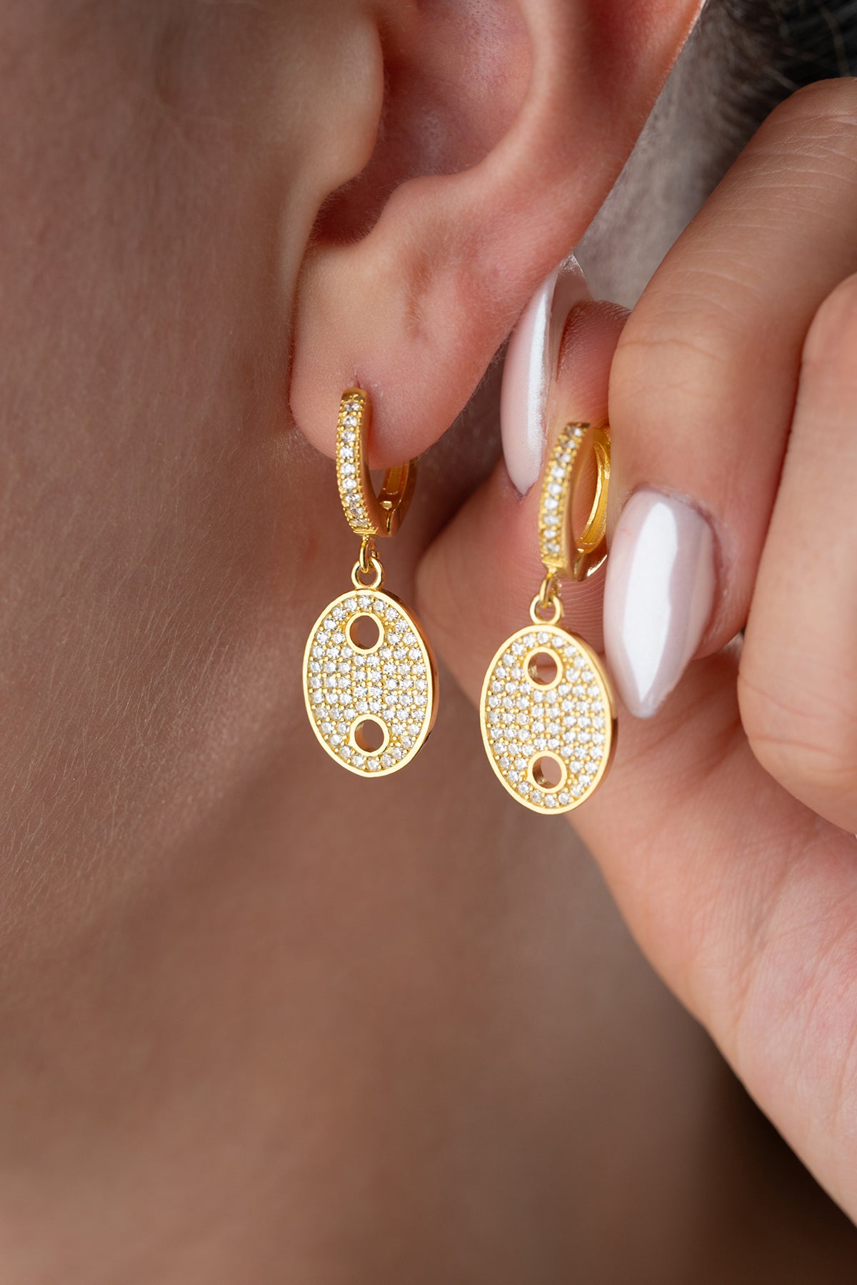 Oval gold earrings with zirconia stones