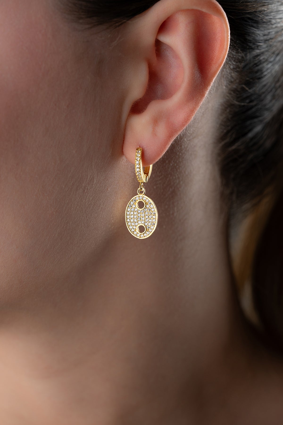 Oval gold earrings with zirconia stones