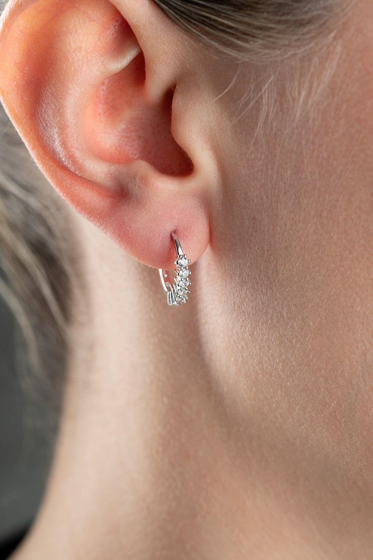Silver earrings with sparkling Zirconia