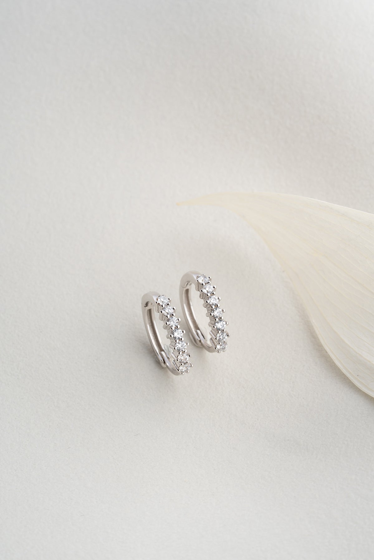 Silver earrings with sparkling Zirconia