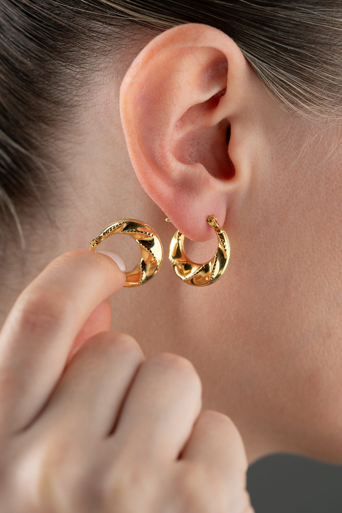 Wavy hoop earrings