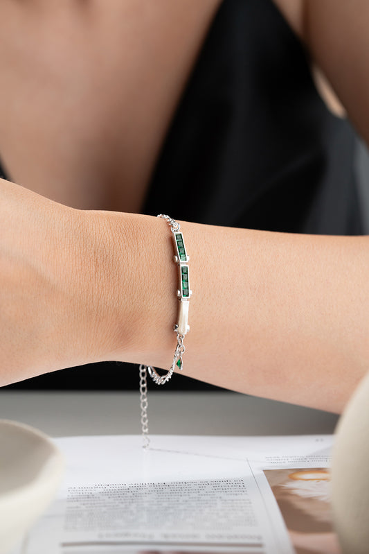 Zilveren Armband met Groene Stenen en Fijn Kettingontwerp
