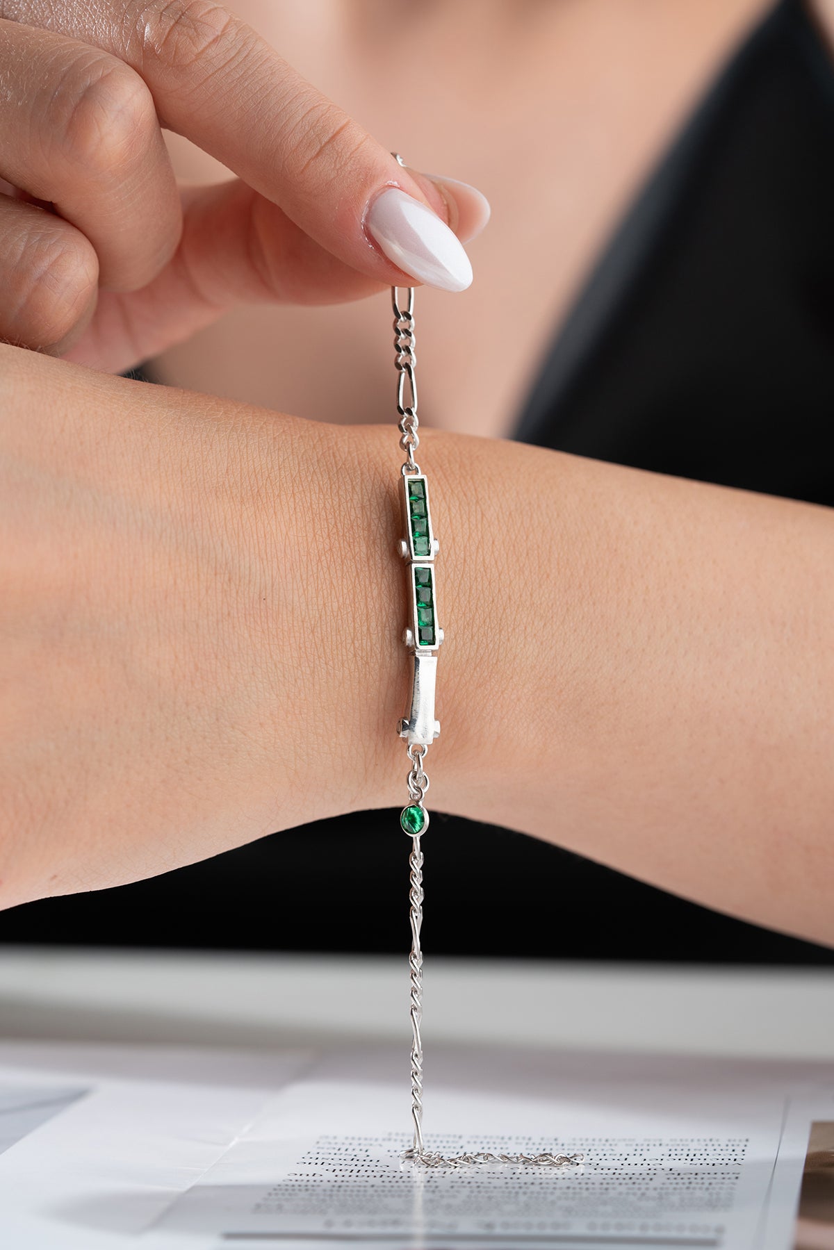 Zilveren Armband met Groene Stenen en Fijn Kettingontwerp