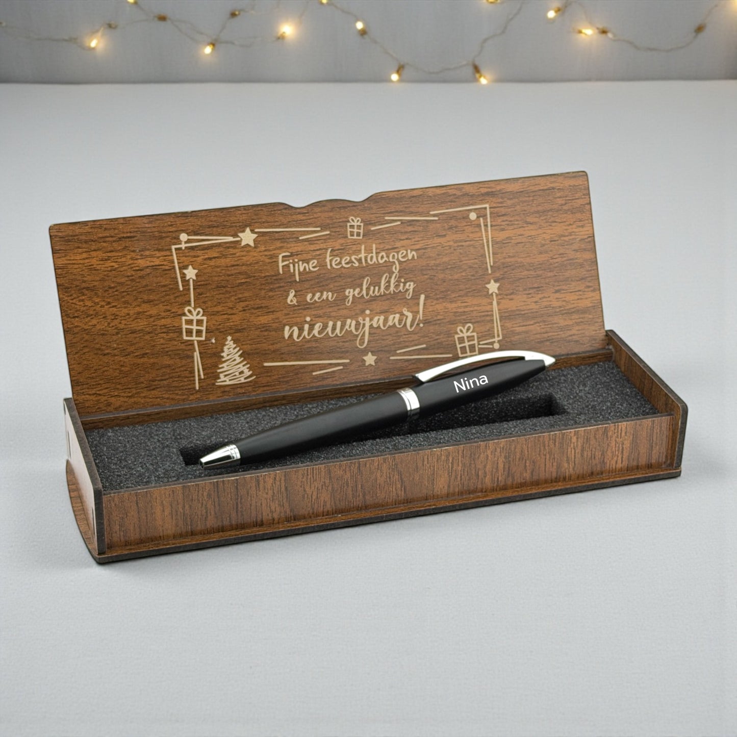 Moderner schwarzer Kugelschreiber mit Namen – Geschenkbox aus Holz mit Weihnachtswunsch