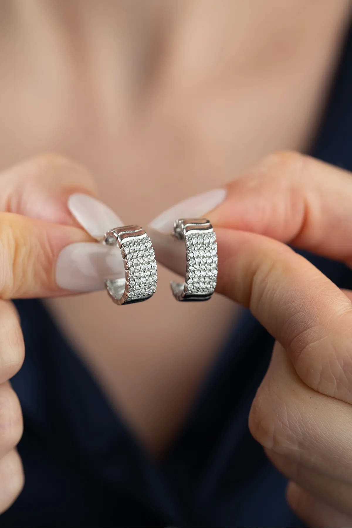 925 Zilveren Hoepeloorbellen met Textuur en Steentjes